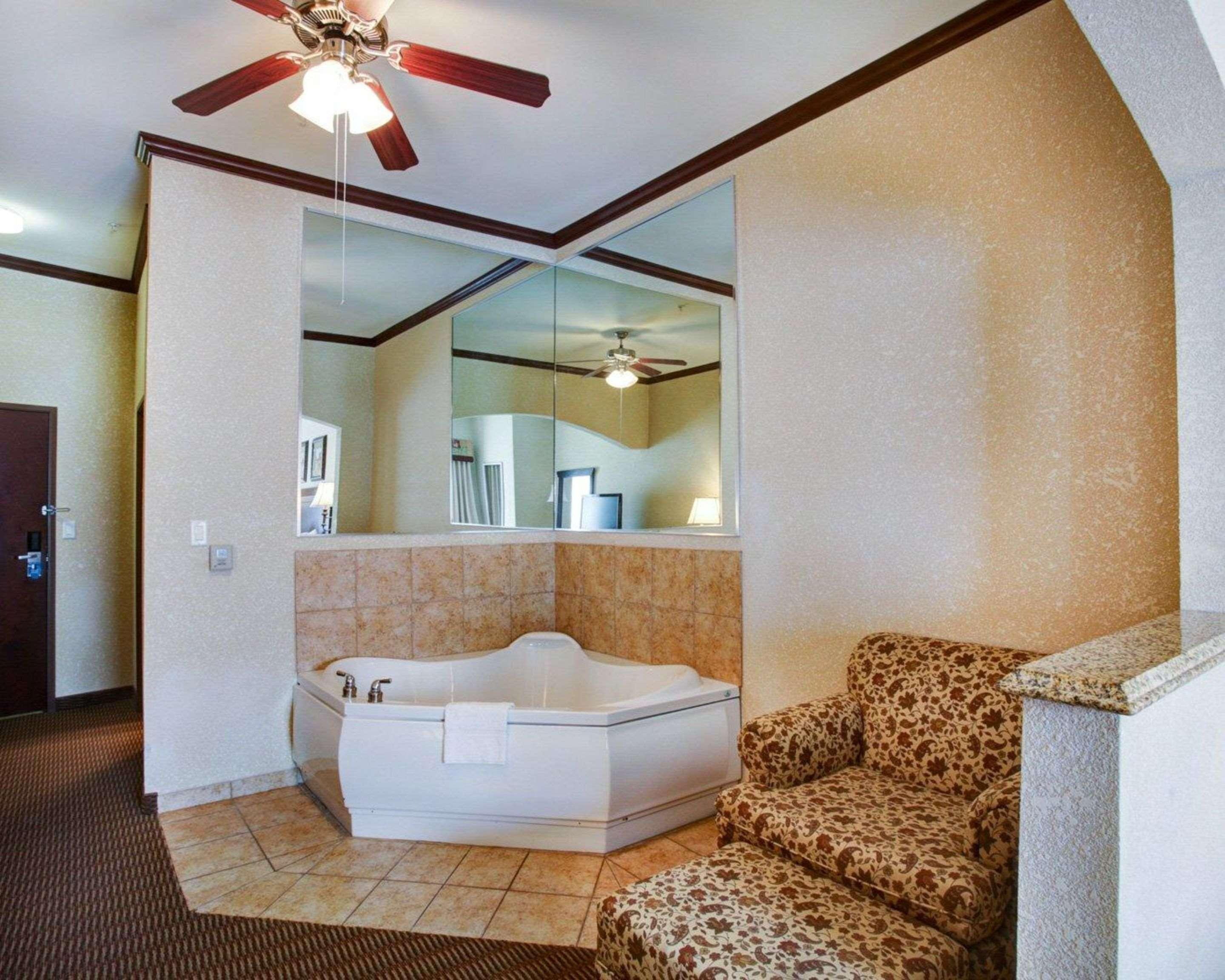 Comfort Suites University Drive Колидж Стейшън Екстериор снимка