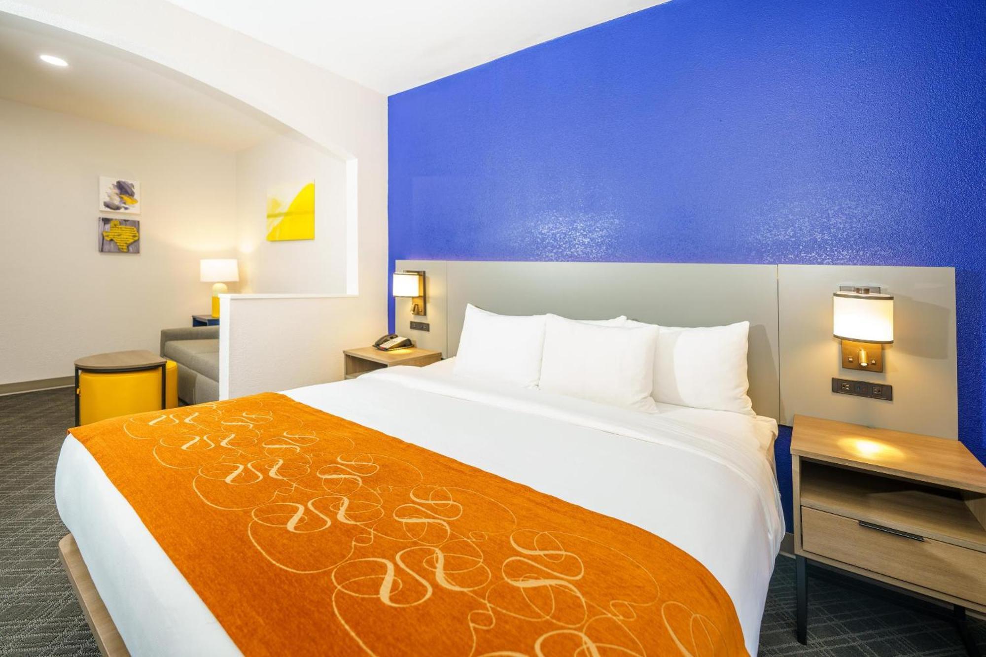 Comfort Suites University Drive Колидж Стейшън Екстериор снимка